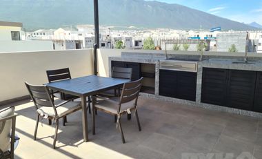 Casa en venta cerca de Cumbres Dominio 3 niveles, terraza y patio.