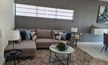 Casa en venta cerca de Cumbres Dominio 3 niveles, terraza y patio.