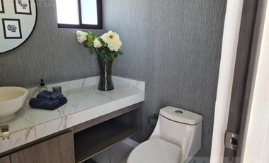 Casa en venta cerca de Cumbres Dominio 3 niveles, terraza y patio.