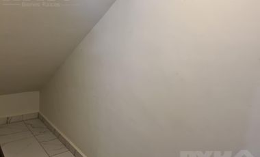 Casa en venta cerca de Cumbres Dominio 3 niveles, terraza y patio.