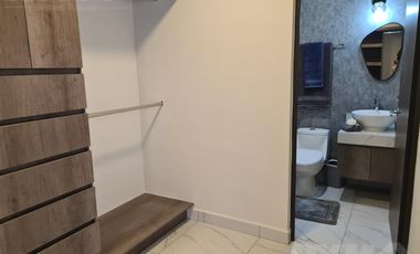 Casa en venta cerca de Cumbres Dominio 3 niveles, terraza y patio.