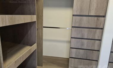 Casa en venta cerca de Cumbres Dominio 3 niveles, terraza y patio.