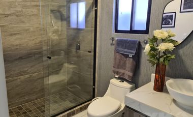 Casa en venta cerca de Cumbres Dominio 3 niveles, terraza y patio.