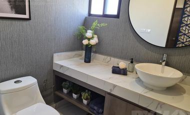 Casa en venta cerca de Cumbres Dominio 3 niveles, terraza y patio.