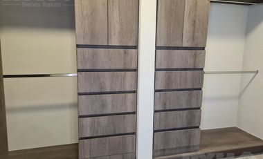 Casa en venta cerca de Cumbres Dominio 3 niveles, terraza y patio.