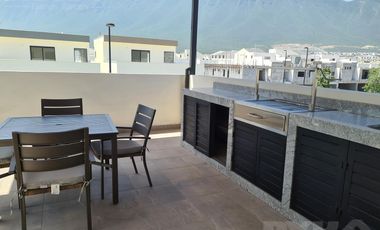 Casa en venta cerca de Cumbres Dominio 3 niveles, terraza y patio.