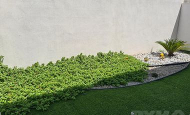 Casa en venta cerca de Cumbres Dominio 3 niveles, terraza y patio.