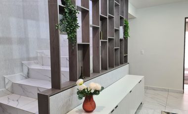 Casa en venta cerca de Cumbres Dominio 3 niveles, terraza y patio.