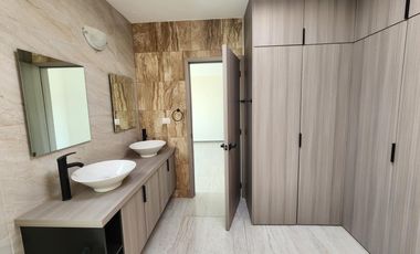 Casa en  Venta en Fraccionamiento privado con Casa Club en Zona de Hospitales