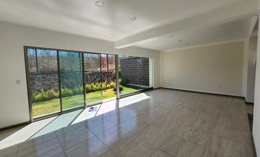 Casa en  Venta en Fraccionamiento privado con Casa Club en Zona de Hospitales