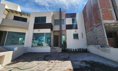 Casa en  Venta en Fraccionamiento privado con Casa Club en Zona de Hospitales