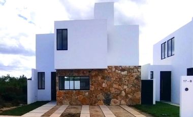 Casa en Venta en Privada con Piscina en Conkal