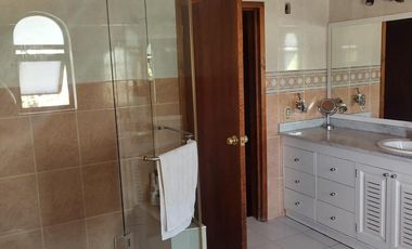 CASA EN DESNIVELES DE 3 PISOS, HACIENDA OJO DE AGUA SUP. 525 MTS