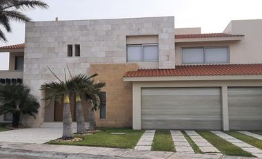 EL DORADO, Casa en VENTA con ALBERCA, acceso a río, 4 recámaras, sala de TV, vigilancia