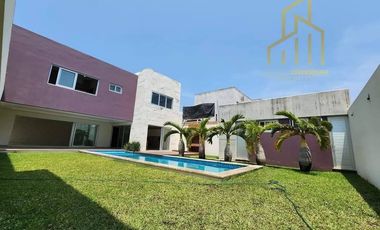 Casa con Alberca y Amplio Jardín en Venta  en Fraccionamiento Las Palmas Green