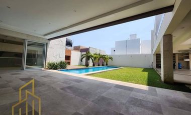 Casa con Alberca y Amplio Jardín en Venta  en Fraccionamiento Las Palmas Green
