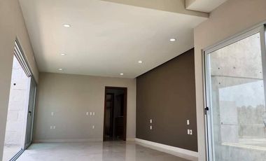 Casa con Alberca y Amplio Jardín en Venta  en Fraccionamiento Las Palmas Green