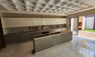 Casa con Alberca y Amplio Jardín en Venta  en Fraccionamiento Las Palmas Green