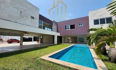 Casa con Alberca y Amplio Jardín en Venta  en Fraccionamiento Las Palmas Green