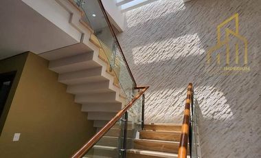 Casa con Alberca y Amplio Jardín en Venta  en Fraccionamiento Las Palmas Green