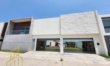 Casa con Alberca y Amplio Jardín en Venta  en Fraccionamiento Las Palmas Green