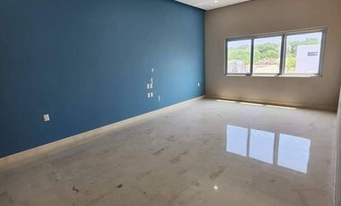 Casa con Alberca y Amplio Jardín en Venta  en Fraccionamiento Las Palmas Green