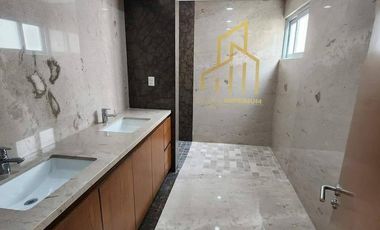 Casa con Alberca y Amplio Jardín en Venta  en Fraccionamiento Las Palmas Green