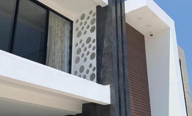 Casa en VENTA con alberca y frente a parque, Fracc. Las Palmas Green