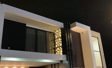 Casa en VENTA con alberca y frente a parque, Fracc. Las Palmas Green