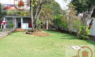 Terreno en desnivel de calle a calle con una vista estupenda del mar