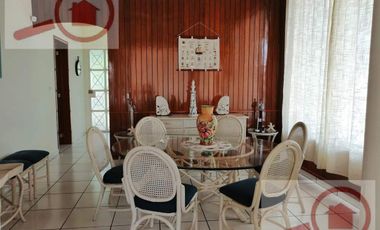 Terreno en desnivel de calle a calle con una vista estupenda del mar