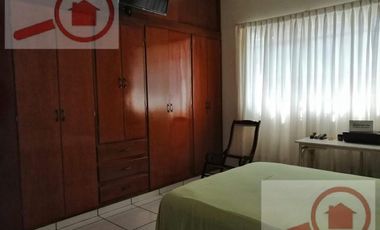 Terreno en desnivel de calle a calle con una vista estupenda del mar