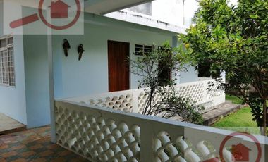 Terreno en desnivel de calle a calle con una vista estupenda del mar