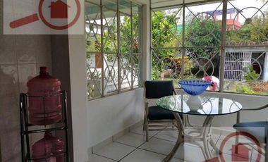 Terreno en desnivel de calle a calle con una vista estupenda del mar