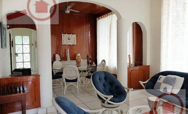 Terreno en desnivel de calle a calle con una vista estupenda del mar