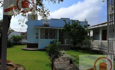 Terreno en desnivel de calle a calle con una vista estupenda del mar