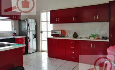 Terreno en desnivel de calle a calle con una vista estupenda del mar