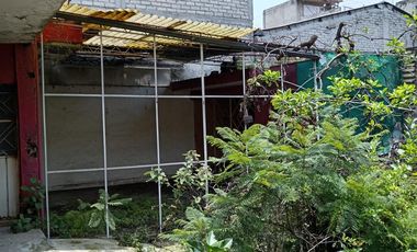 Casa para remodelar con excelente Terreno en Ampliación Santa Catarina