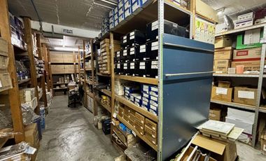 Renta de inmueble comercial e industrial en esquina sobre Av. Constituyentes