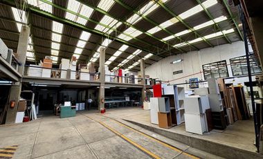 Renta de inmueble comercial e industrial en esquina sobre Av. Constituyentes