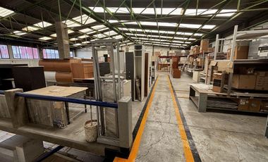 Renta de inmueble comercial e industrial en esquina sobre Av. Constituyentes