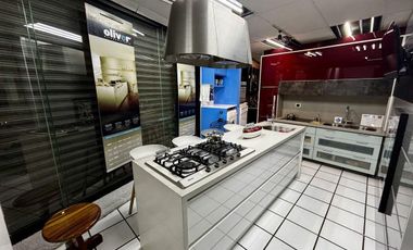 Renta de inmueble comercial e industrial en esquina sobre Av. Constituyentes