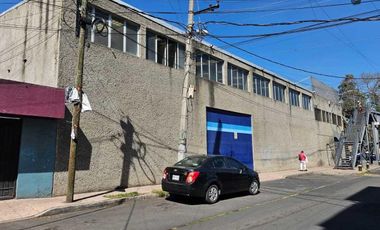 Renta de inmueble comercial e industrial en esquina sobre Av. Constituyentes