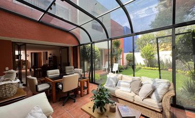 Casa muy iluminada con jardín en precioso condominio con seguridad