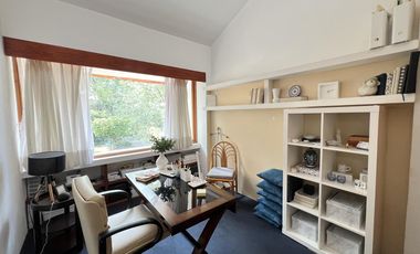 Casa muy iluminada con jardín en precioso condominio con seguridad