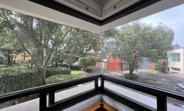 Casa muy iluminada con jardín en precioso condominio con seguridad