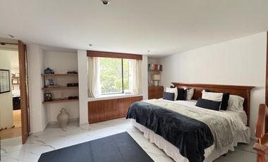 Casa muy iluminada con jardín en precioso condominio con seguridad