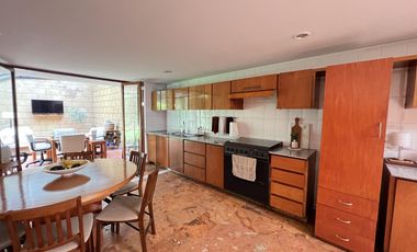 Casa muy iluminada con jardín en precioso condominio con seguridad