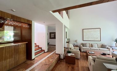 Casa muy iluminada con jardín en precioso condominio con seguridad