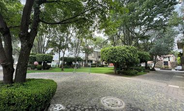 Casa muy iluminada con jardín en precioso condominio con seguridad